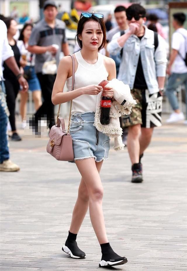 背心|街拍 时尚达人的装扮,背心搭配牛仔裤活力十足