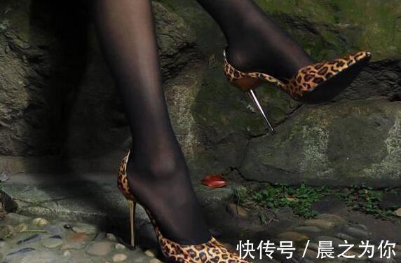 鞋型 时尚细跟高跟鞋,彰显出十足的淑女风范,性感优雅又迷人!