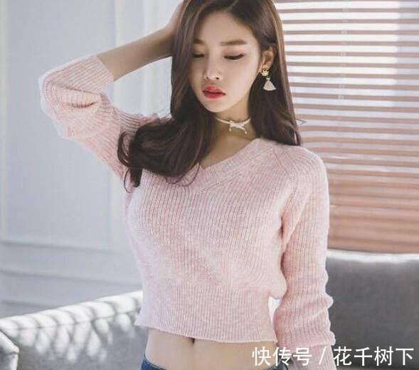 百搭|五官精致的牛仔裤美女,散发迷人气质,回头率十足!