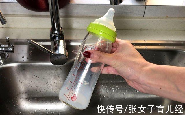 清洁剂|“糊涂”妈妈用开水烫奶瓶,自以为高温杀菌很管用,却害苦了娃