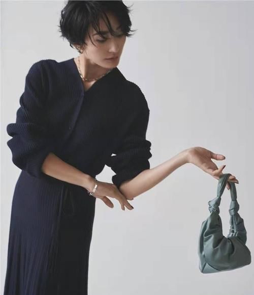 时髦|比黑白灰惊艳、比大地色时髦,最美的“疗愈色”穿搭,一眼就喜欢