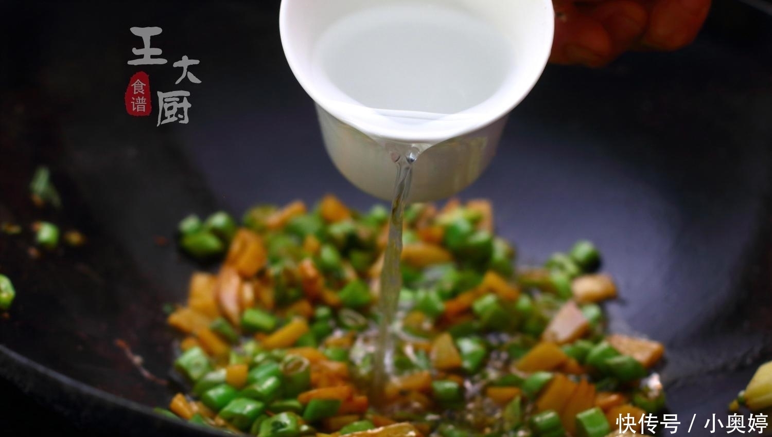 米饭|懒人的救星豆角饭, 这么炒出来, 只恨饭太少, 做一锅, 不够吃