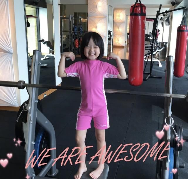 吴尊晒女儿练拳击照片 ,NeiNei实力展现女性力量,演绎反差魅力