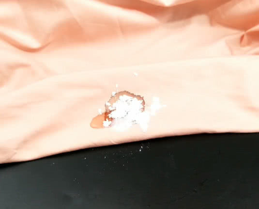 床单上再顽固的血渍，用它一洗就掉，不留一点污痕，太实用了