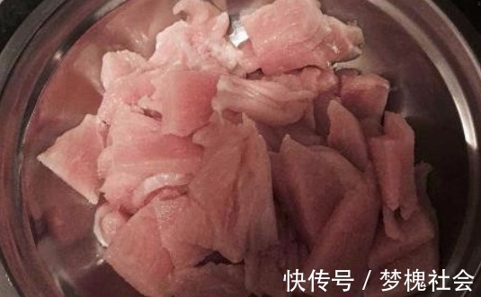 老板|解冻肉时,最忌直接泡水!肉贩老板教你一招,肉质鲜嫩不腥柴!