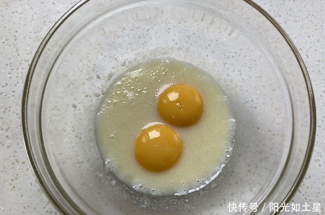 二个鸡蛋一勺面粉这样做,香软酥脆,入口即化,一口一个真过瘾