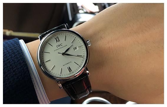 档次|同档次正装表怎么选？万国VS欧米茄，谁更适合工薪层男士佩戴