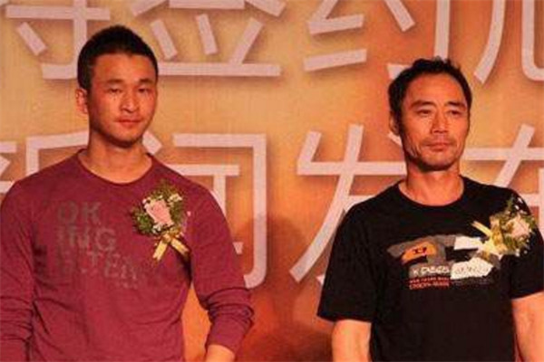 同是《星光大道》草根明星，鳳凰傳奇票不夠賣，他倆卻因丑聞退圈