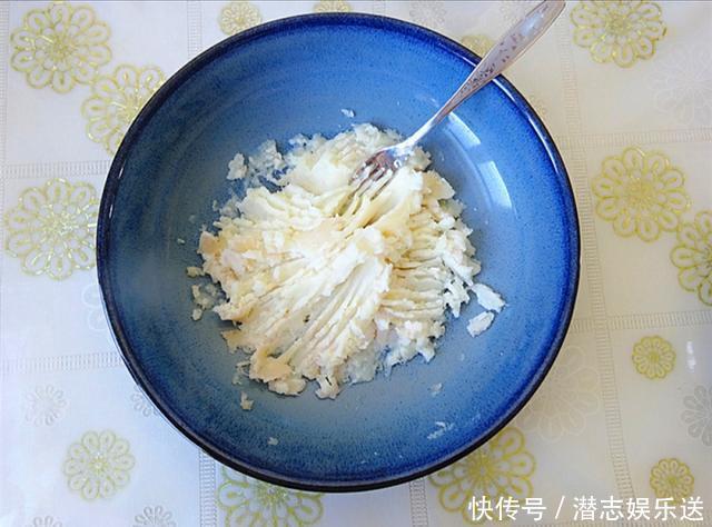 蒸馒头时,不要只加酵母,面里加这两样,馒头又白又软又香