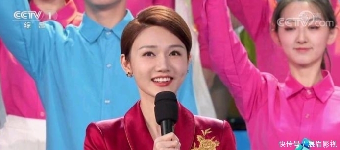 龙洋主持央视五四晚会表现完美,舞台形象、亲和力、台风都很好