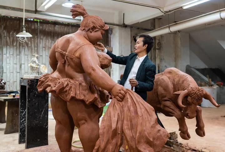 放大|“肥女斗牛”泥稿放大,为西班牙而作