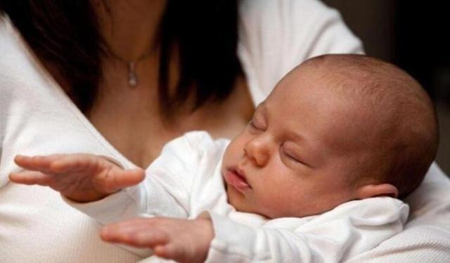 姥姥|“踩生”不是迷信,孩子出产房后,第一个抱他的人确实很重要