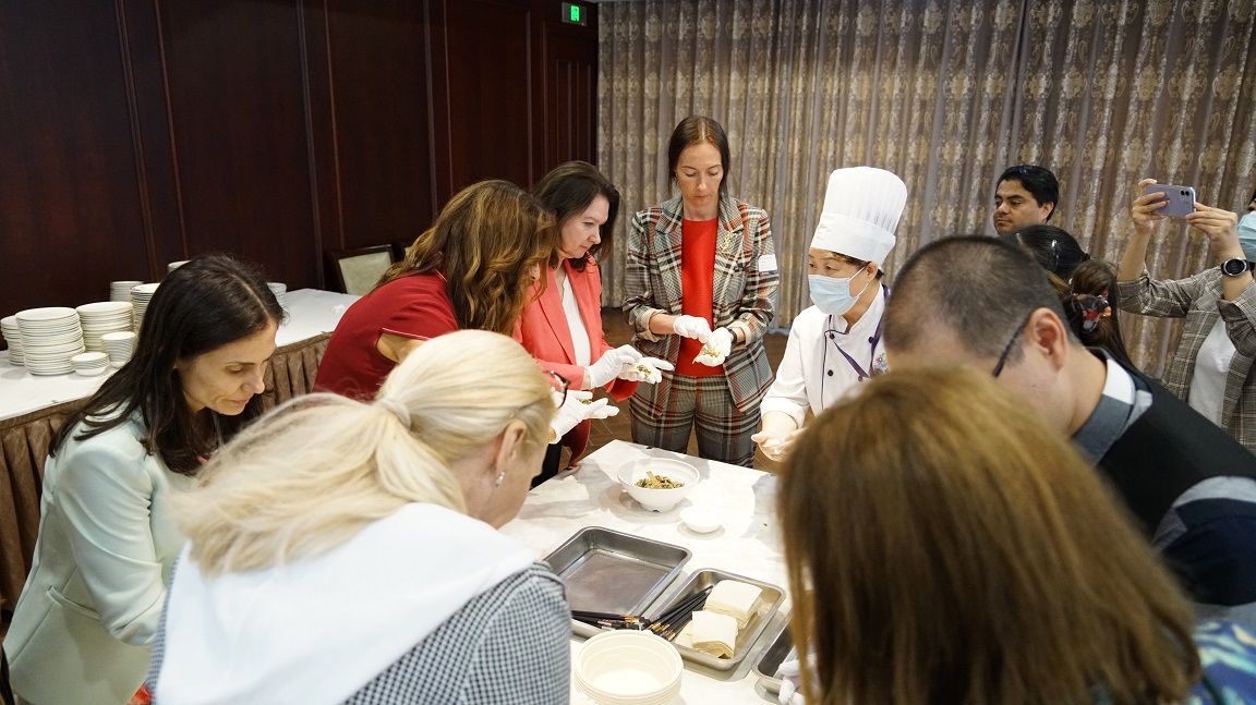 上海市人民对外友好协会&穿旗袍、看昆曲、做点心，一场海派文化体验活动为啥吸引了这么多外国人？