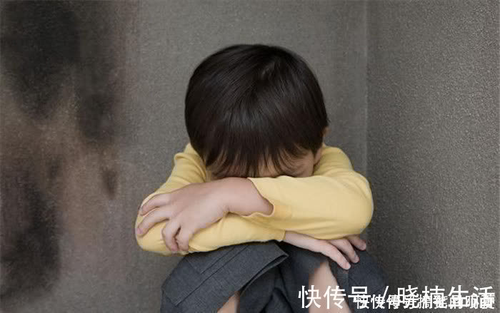 如果孩子有这几个迹象,说明他内心很自卑,父母要及时引导