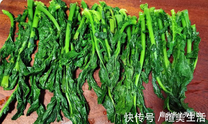 刮刮油|很多人只吃果肉,其实叶子才是宝贝,多捡些回家,一晒一烀,真香