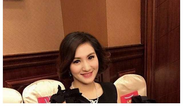 她最有可能成为“湖南台一姐”,突然全身瘫痪,靠坐轮椅生活