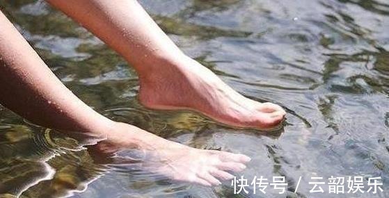 疲劳|脚上有个“长寿按钮”,每天睡前按一按,血管通畅更健康