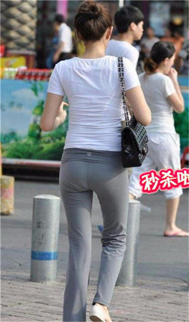 散发出|气质的街拍清纯迷人的美女,散发出时尚风情