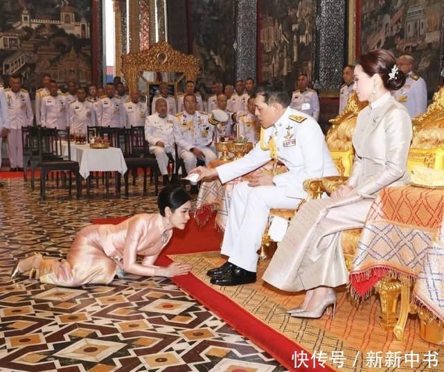 金色|苏提达穿一身金色太贵气！跪拜诗琳通公主真谄媚，却冷眼看诗妮娜