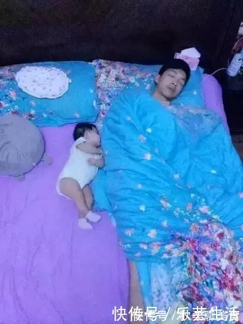 媳妇儿|爸爸陪娃睡觉,醒后发现娃不见了,吓坏了赶紧找,结果自己都乐了