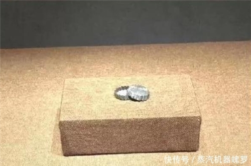 落下|古墓出土“啤酒瓶盖”,是盗墓贼落下的还是文物?专家:女性用的