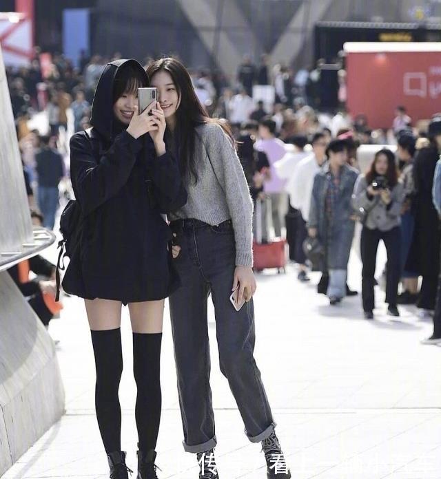 街拍:粉色的针织衫搭配蓝色牛仔裤,清清爽爽的还很显腿长