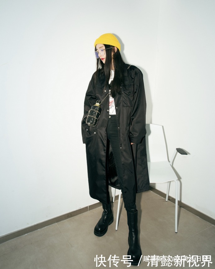 风衣是永不过时的时尚单品,其实它的搭配很简单,不需烈焰红唇