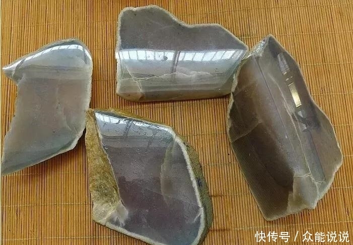  果冻|老缅也会看走眼，中万收的翡翠原石，竟一刀切出“果冻级”翡翠！