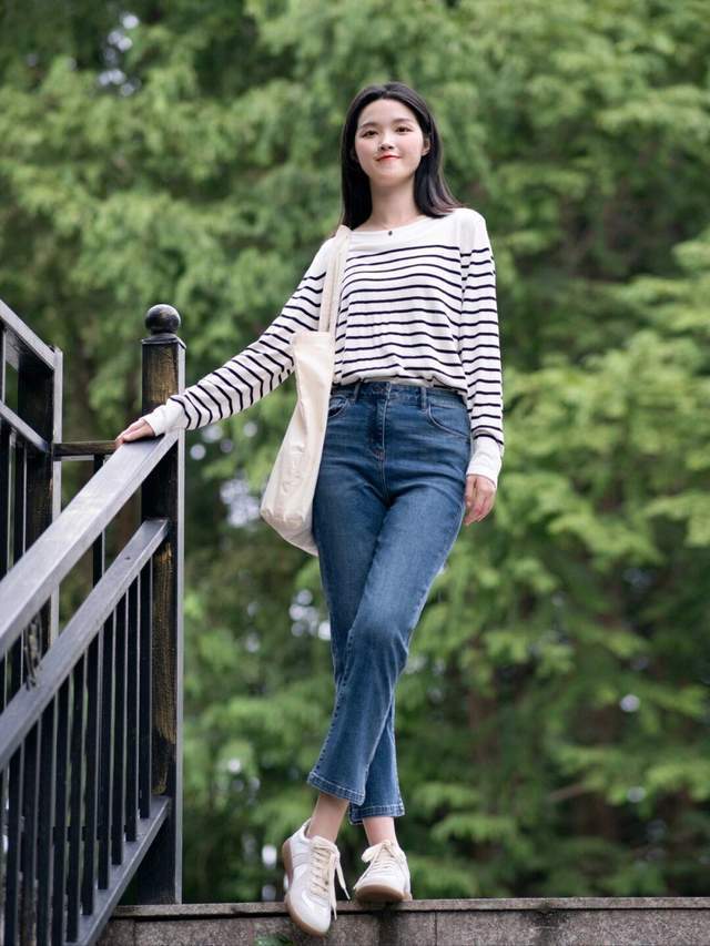 牛仔裤|想要搭配出氛围感其实很简单,条纹衫配牛仔裤简约利落,高级时髦