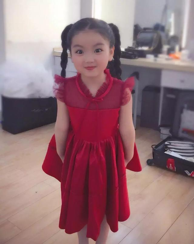 因长得可爱被家人当作“摇钱树”的她,4岁爆红,7岁巨星范十足