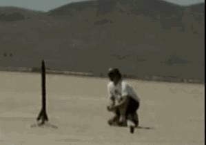 |搞笑GIF图:现在城市找不见土,只能吃砖头了