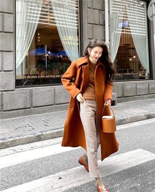 见过大场面的女人，穿大衣很少配打底裤，反而更爱这4种，特显范