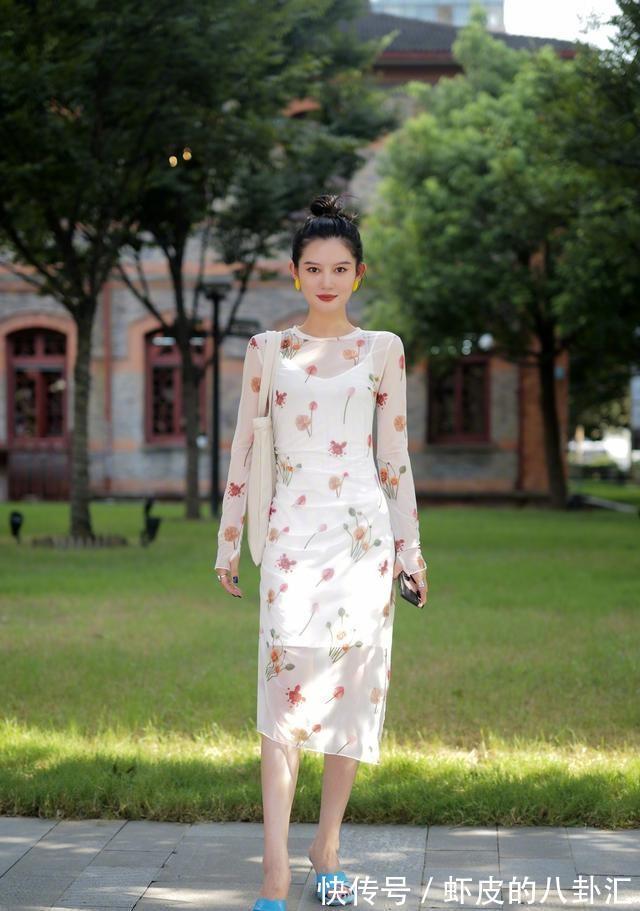 小姐姐|连衣裙推荐:8位小姐姐演绎花裙子不同穿法,换发型决定不同气质