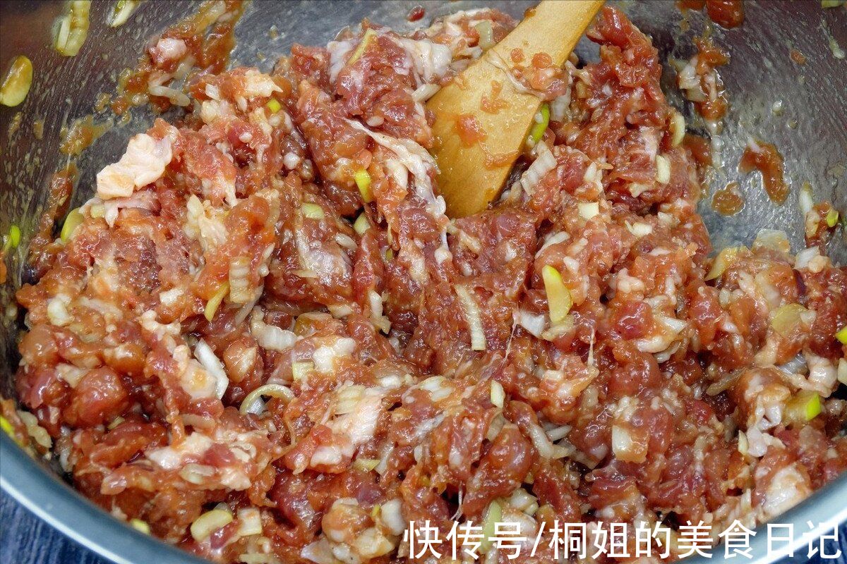 万能肉馅这样调制，多放2味料，鲜嫩多汁，饺子馄饨肉丸都适用