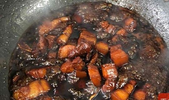加料酒|红烧肉是先煸肉还是先炒糖色？学会正确做法，肥而不腻颜色红亮