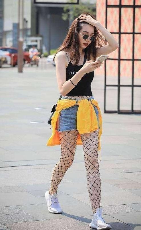 高跟鞋|短发美女身穿紫色抹胸裙,秀出白皙美腿,肤白貌美气质佳