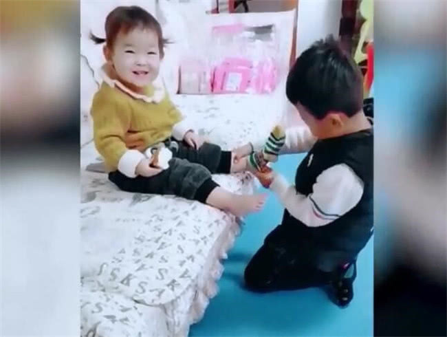 妹妹|妹妹犯错躲到哥哥怀里,哥哥的话让妈妈感动,网友:别人家的哥哥