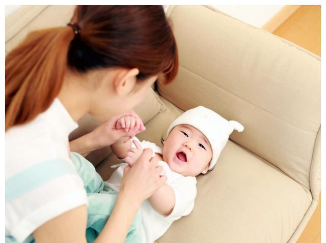 外面的世界|婴儿时常“蹬腿”,父母不要只顾着夸可爱,其中的深层原因别忽视