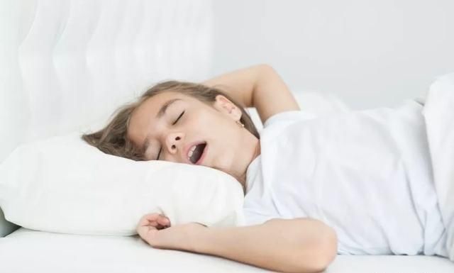 改善|孩子睡觉有此异常，可能是脾虚信号，两周内没改善，或致发育不良