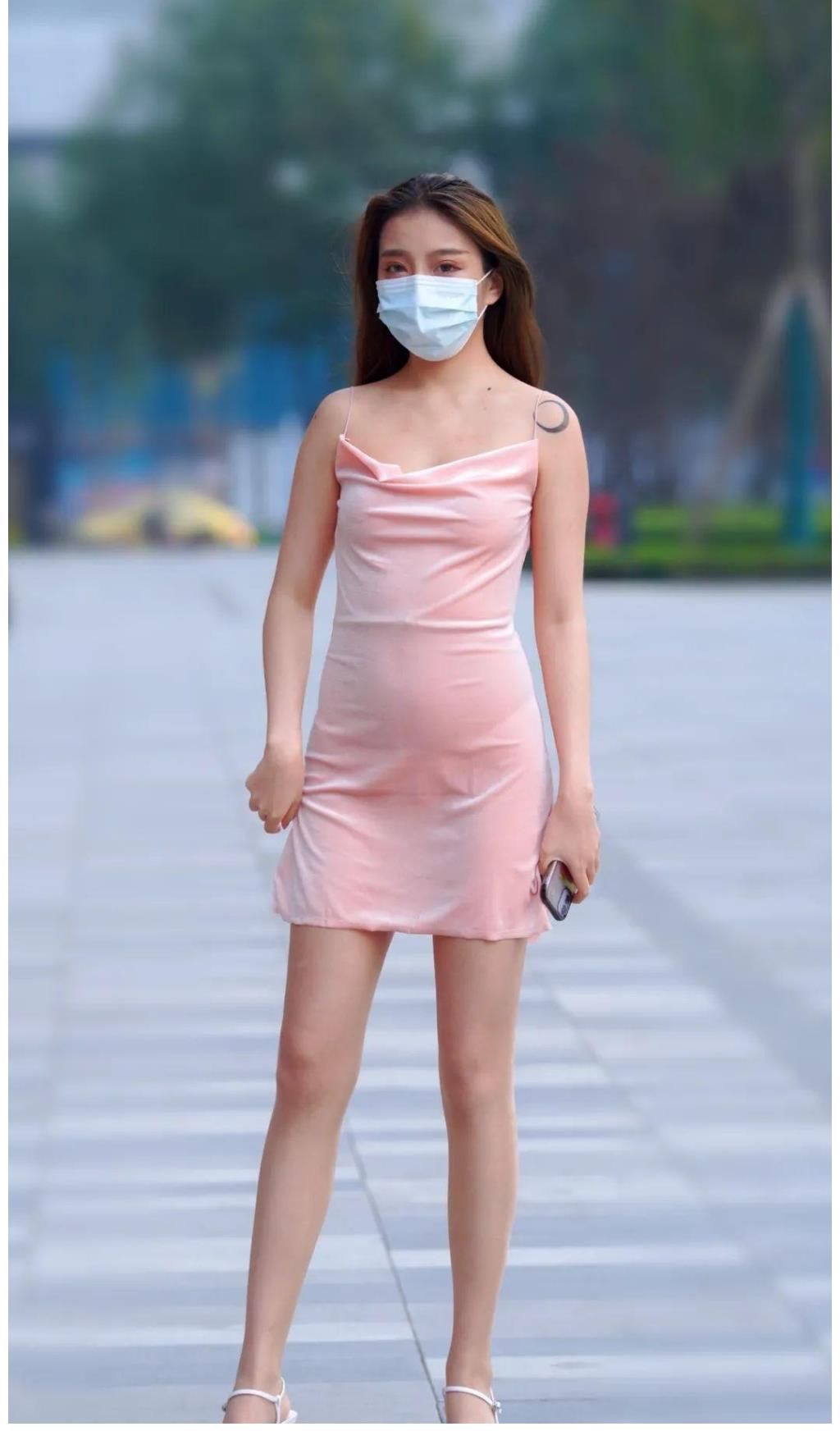 超短裙|穿如此迷人的吊带连衣裙，难怪小姐姐会这么好看