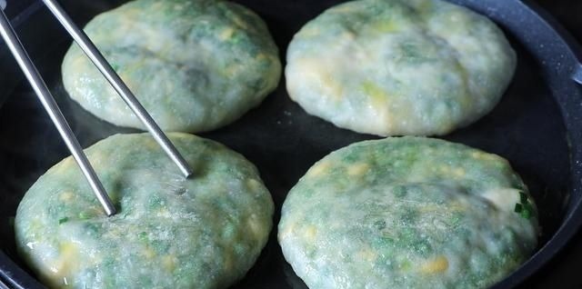 爱吃韭菜盒子,这个方法就够了,不和面不擀皮,薄皮大馅太香了