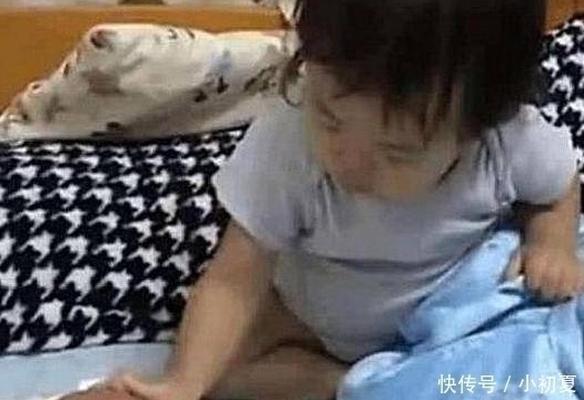 弟弟|3岁姐姐被4个月弟弟吵醒,见妈妈不在,随后姐姐的做法让人泪目