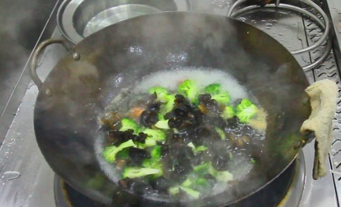 黑木耳|西兰花拌黑木耳,厨师长分享凉拌菜技巧,清淡少油,家常实用