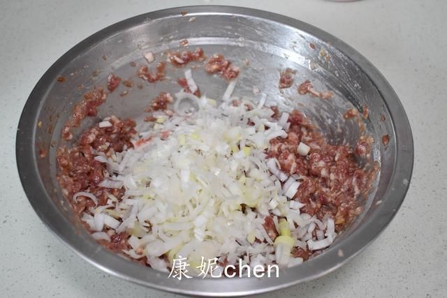 牛肉包子|牛肉包子好吃营养多，但馅儿难调，这样调馅儿不硬不柴，鲜嫩汁多