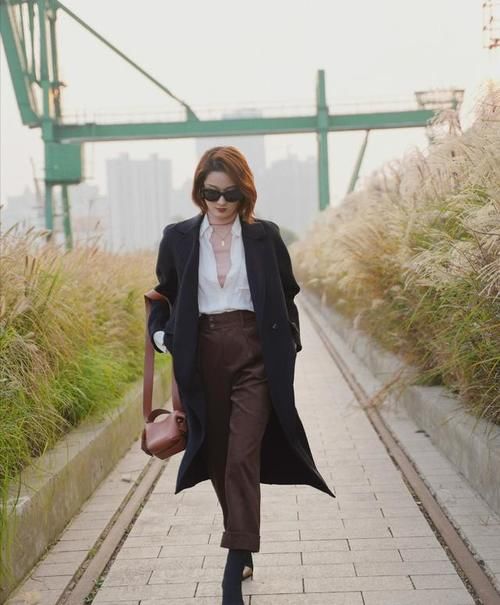 30+女人，穿衣最好选高雅“轻熟风”，减龄和格调，都恰到好处