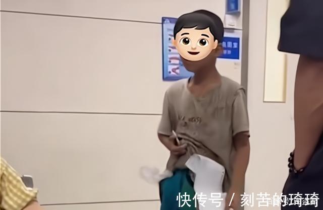 海盗君|流浪男孩给病父排队缴费爸爸骨瘦如柴,2个弟妹躺地上睡得正香