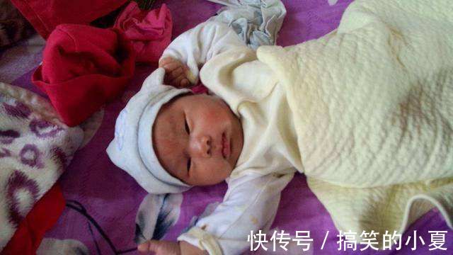 宝宝|奶奶给出生7天的孙子洗澡,发现不对劲,细心奶奶改变了宝宝一生