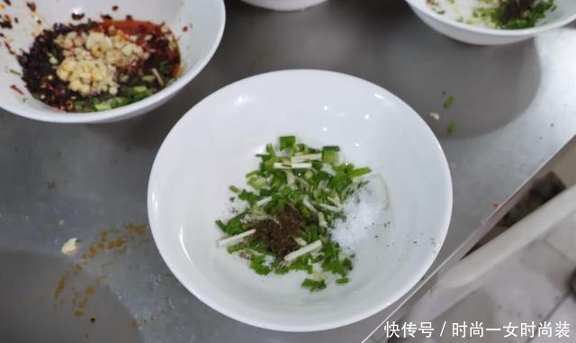  四十多年老面馆煮面用剩菜，天天都是顾客盈门，客人们纷纷夸赞他