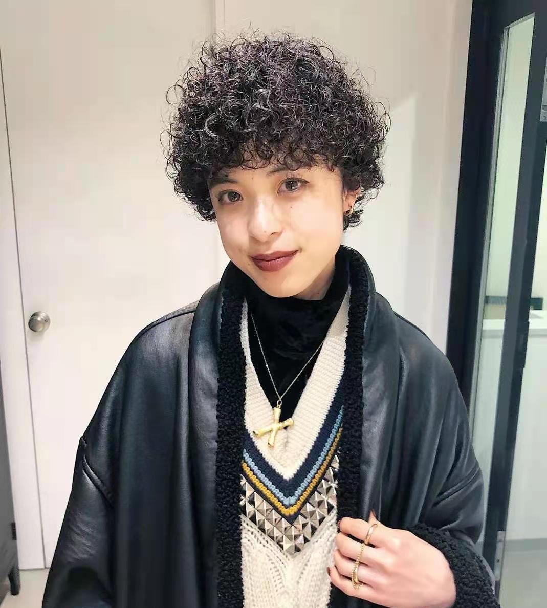 头发|羊毛卷已经不香了,“妈妈卷”悄然兴起,时髦的女生已经领先一步