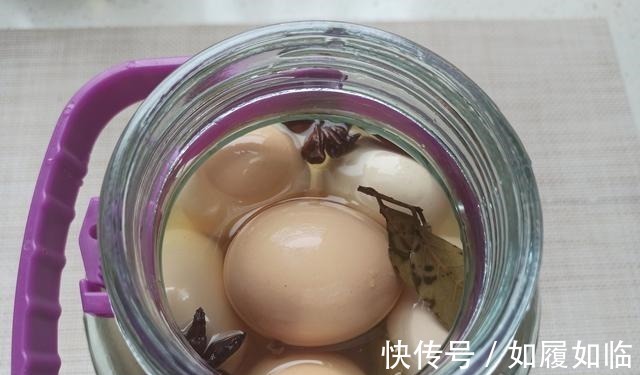 腌鸡蛋只放盐就错了，只需多加2步，个个流油起沙，做法零失败